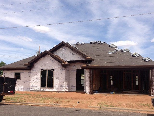 1st image of 613 NE Avenue Pl E