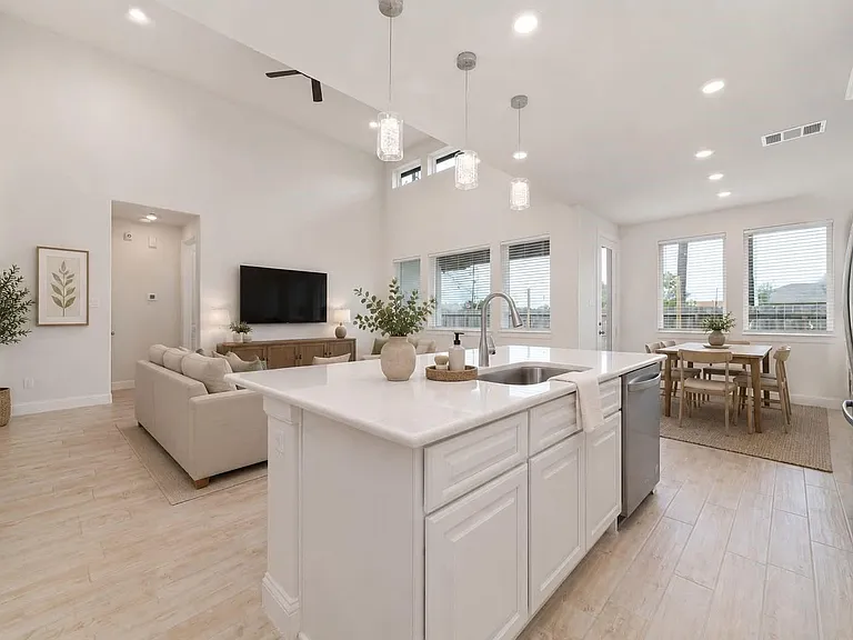 1911 Hickory Grove Ln — Photo 18