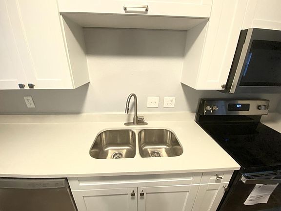 3rd image of 2580 39th Ave N