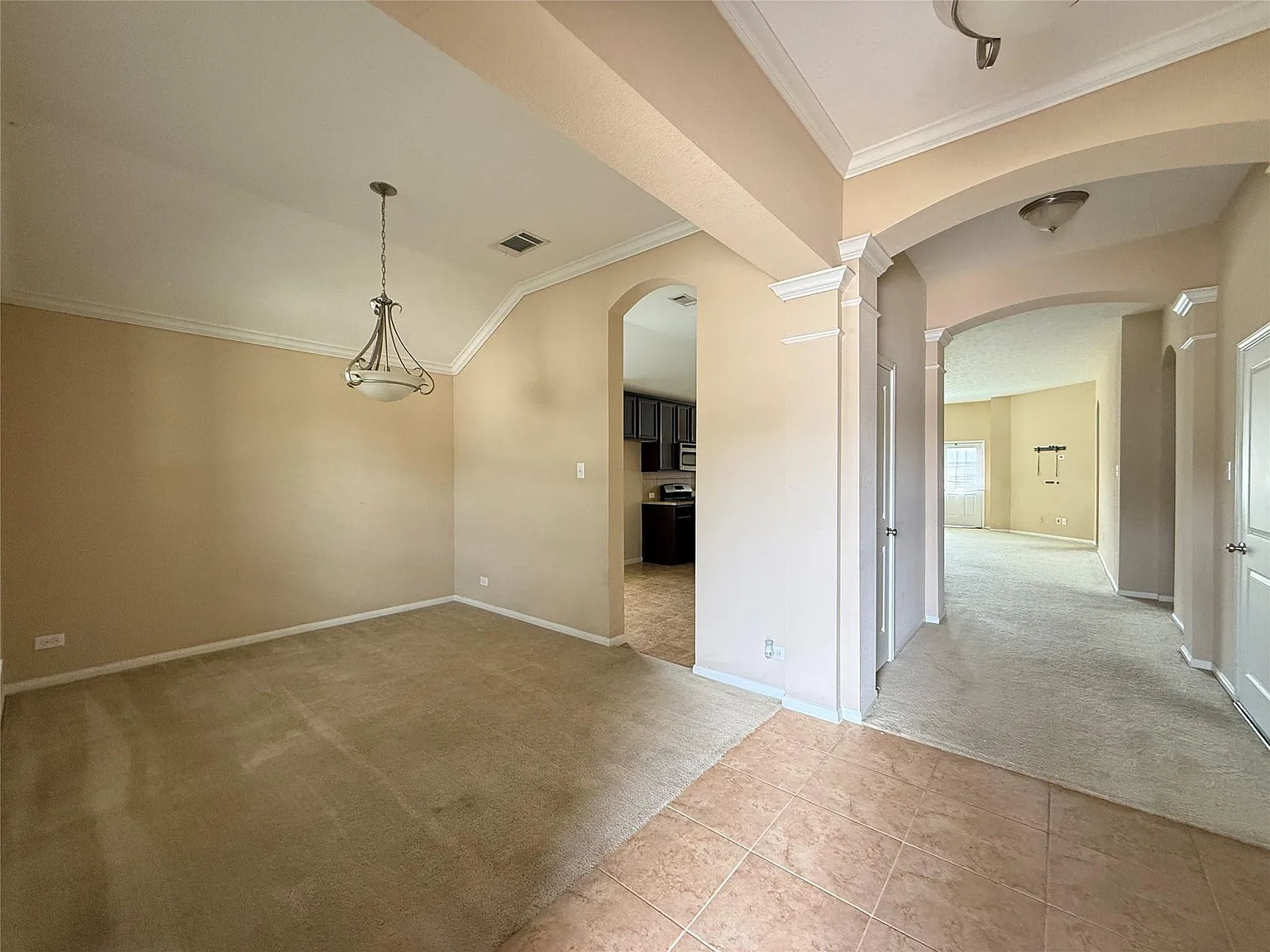 3 bed, 2.0 bath, 1975 sqft, $2,100 — Photo 4