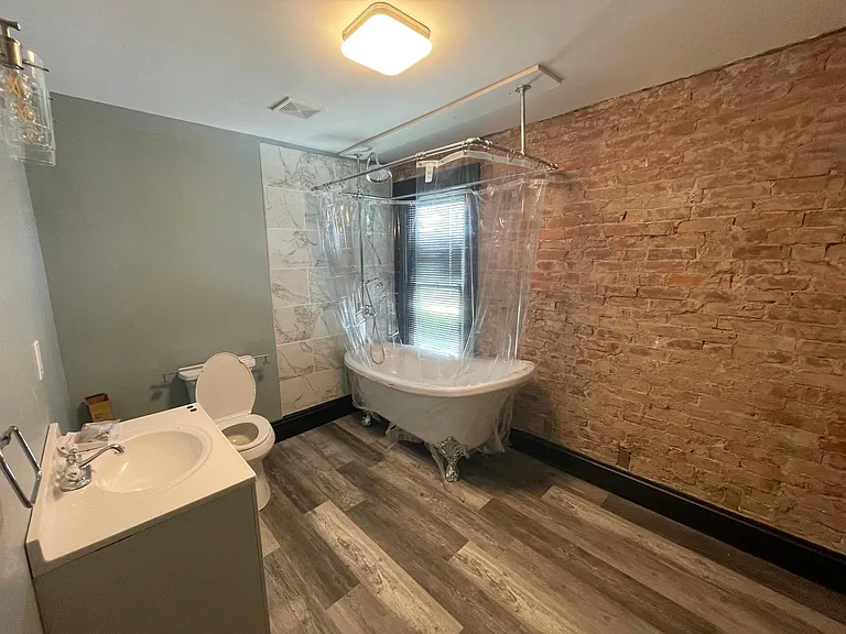 272 S Green St — Photo 15