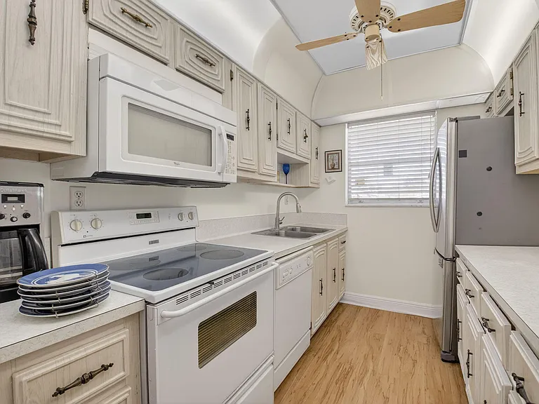172 High Point Ter W #D — Photo 8