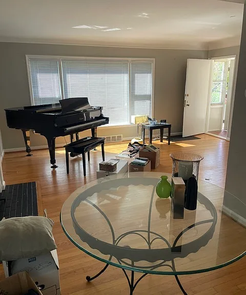 Living-room (piano is not included as well as the others items)