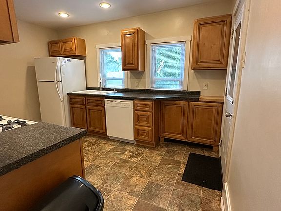 5th image of 308 Rose St