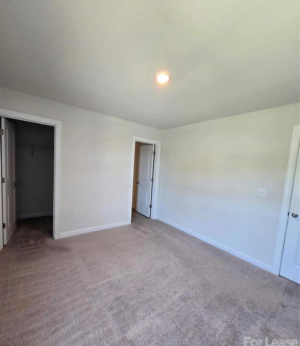 3 bed, 2.5 bath, $2,400 — Photo 2