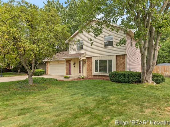 7520 Windgate Dr, Jenison, MI 49428