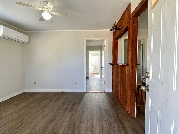 3rd image of 301 E Lamar St