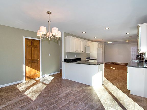 4th image of 24 Hartsdale Ln