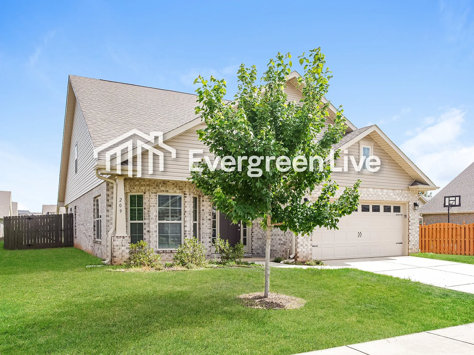 5 bed, 3.0 bath, 2505 sqft, $1,995 — Photo 2