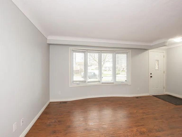 54 Trelawn Pkwy — Photo 4