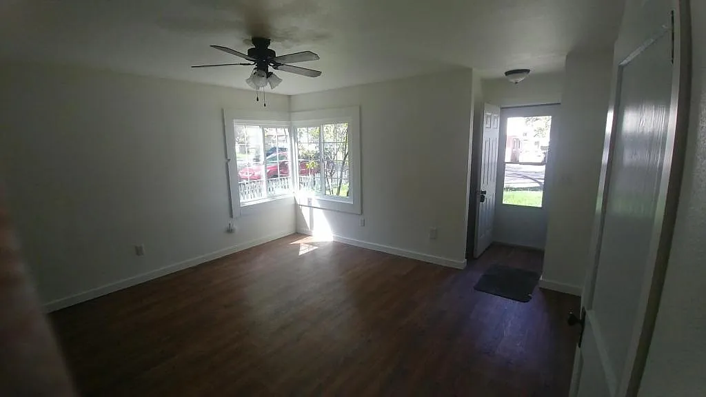 523 N. College St — Photo 2