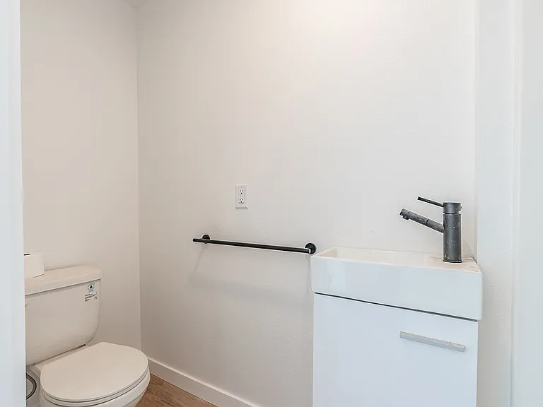 Beautiful Brand New Boutique Apartment Community — Photo 20