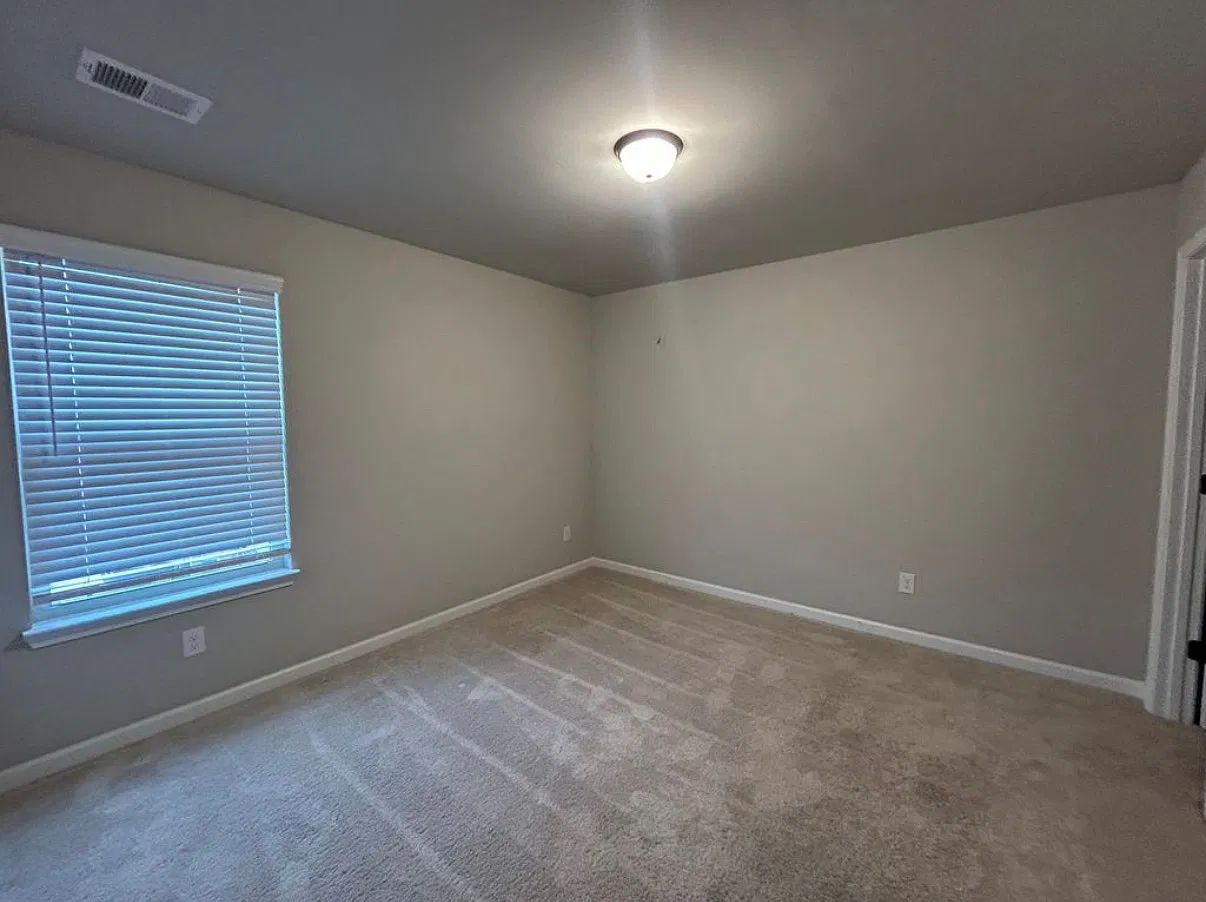 4 bed, 2100 sqft, $2,200 — Photo 4