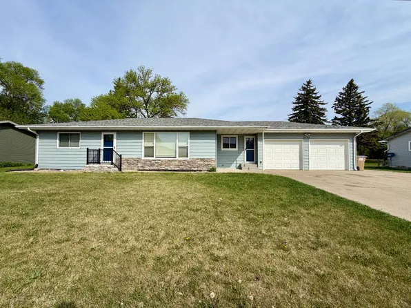 2523 El Rio Dr, Minot, ND 58701