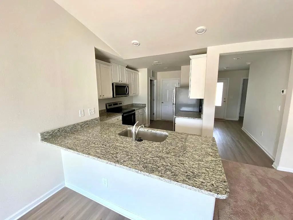 3 bed, 1317 sqft, $1,599 — Photo 4
