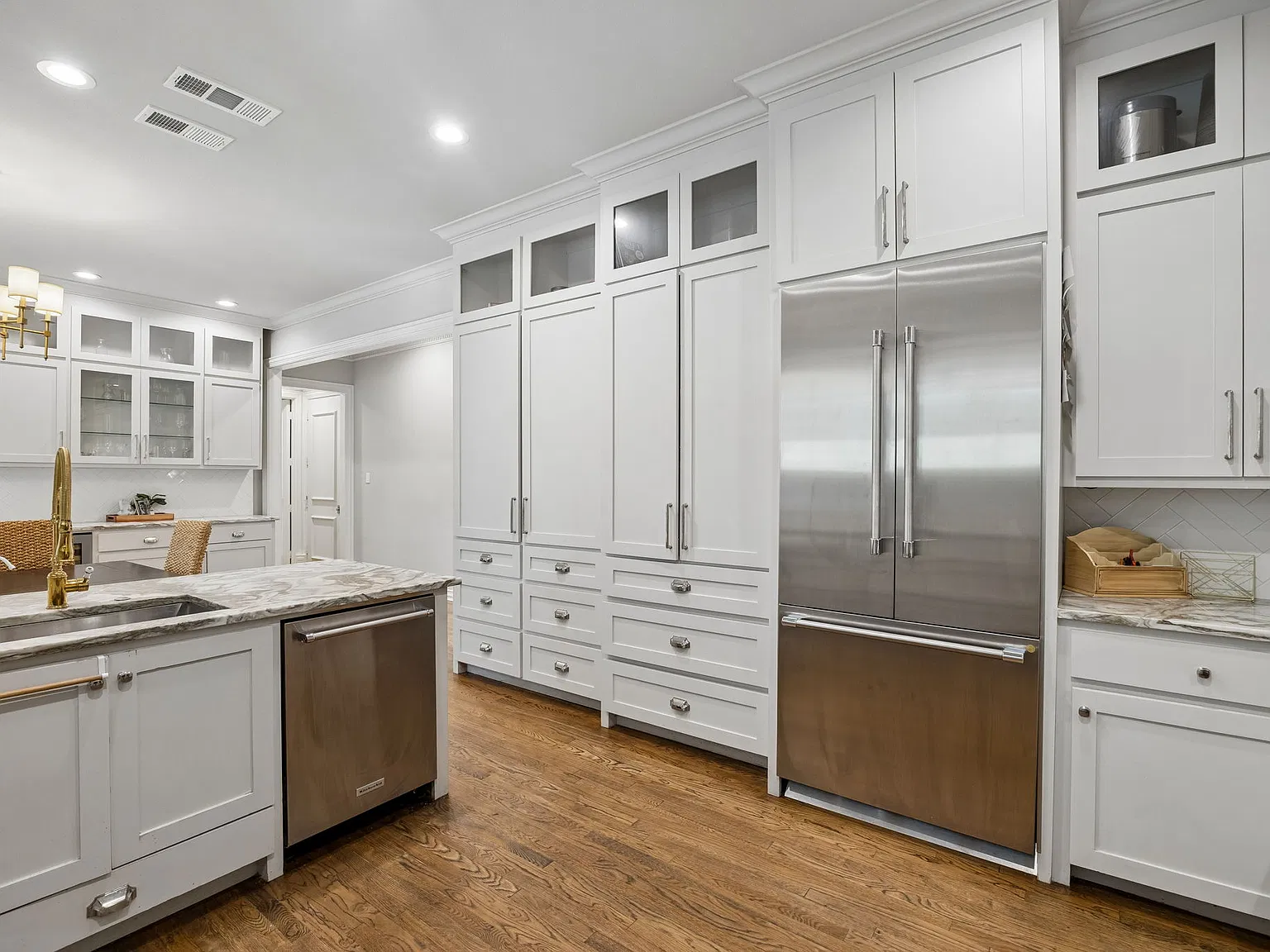 5 bed, 5.5 bath, 4817 sqft, $8,500 — Photo 3
