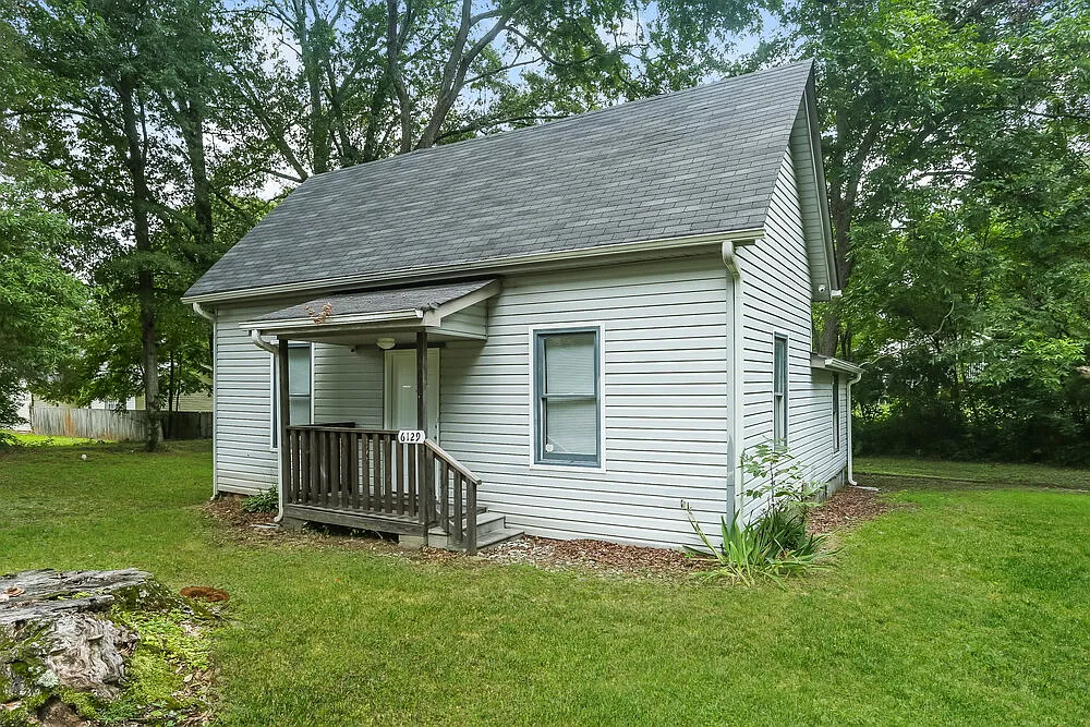 2 bed, 1.0 bath, 1042 sqft, $1,520 — Photo 2