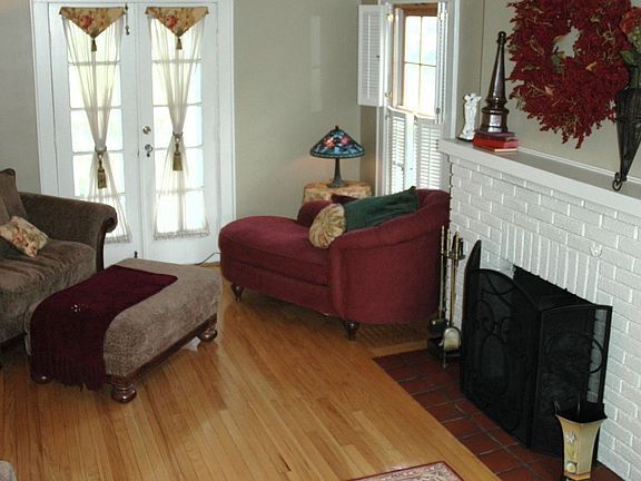 Lg. Lv. Rm. w Fireplace