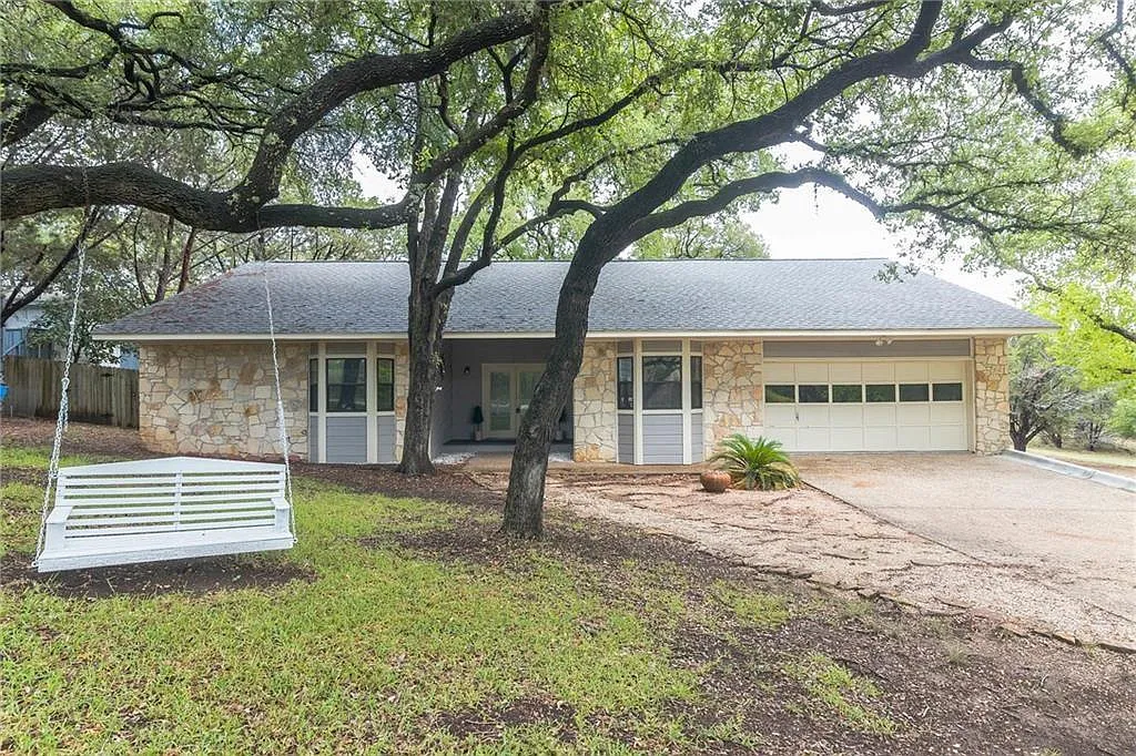 3 bed, 2.0 bath, 1607 sqft, $2,150 — Photo 2