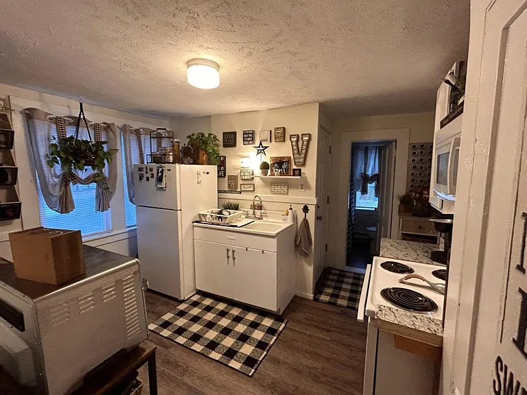 47 Bridgeport Ave — Photo 3