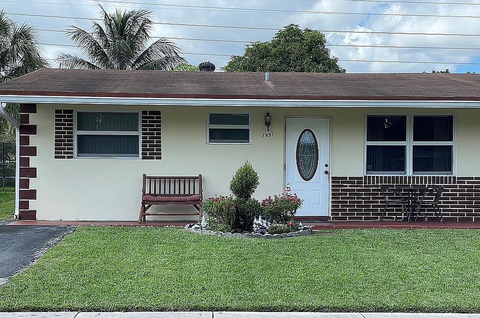 1st image of 1957 SW 70th Way