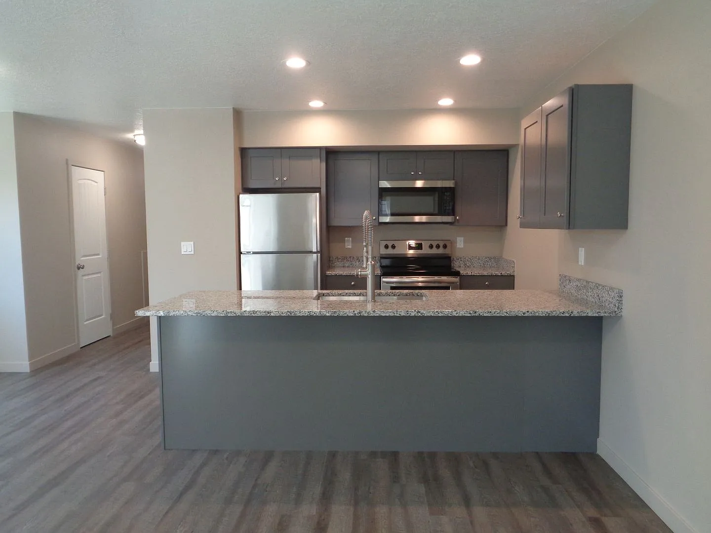 3 Bedroom Duplex Close To Century Park! — Photo 2