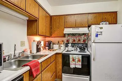 Hickory Knoll — Photo 4