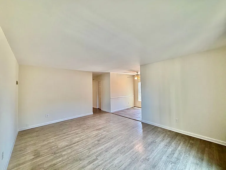 Georgia St Apartments — Photo 3