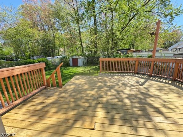 105 Independence Dr, Roselle, NJ 07203