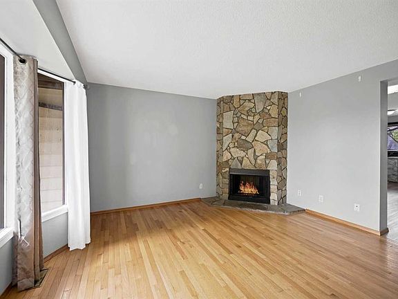 3rd image of 56 E Templeridge Cres NE