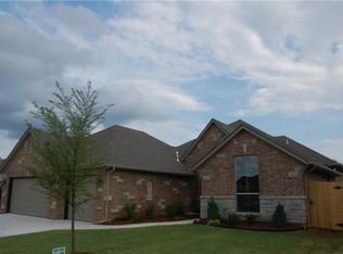 2632 SE 39th St, Moore, OK 73160