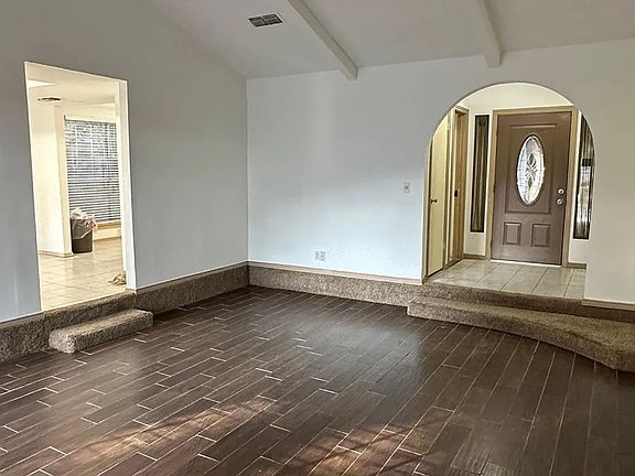 3rd image of 402 Cumberland Ct