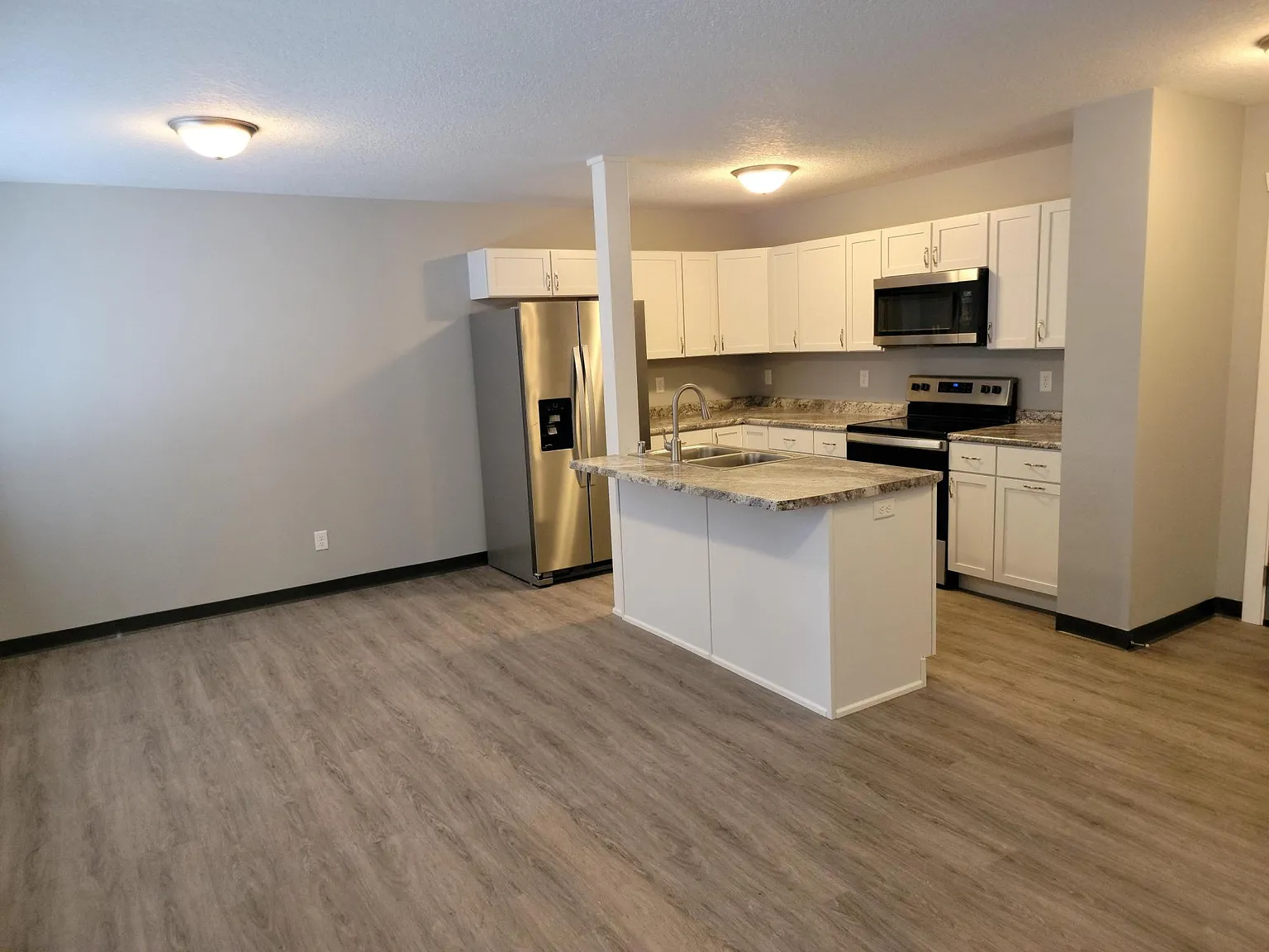 2 bed, 1165 sqft, $900 — Photo 2