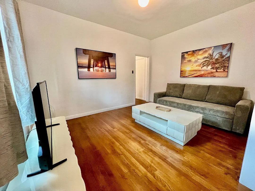 1144 N Hudson Ave — Photo 2