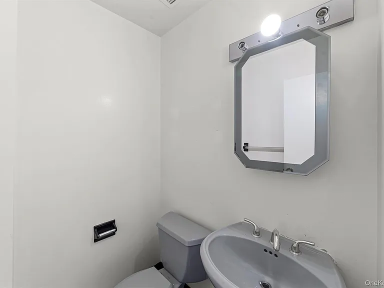 23 Water Grant St #8G — Photo 16