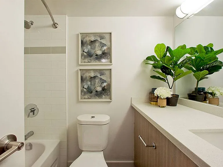 2575 Danforth Ave — Photo 14