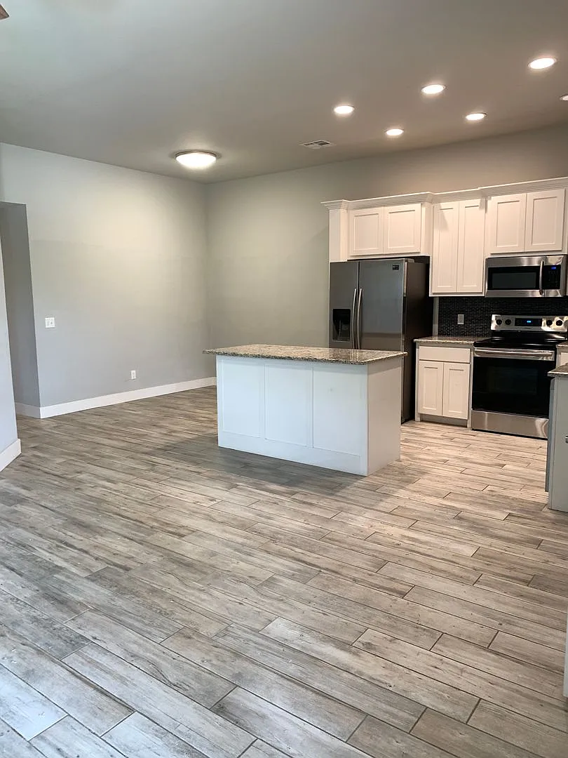 3 bedroom, 2 bathroom, 2 car garage — Photo 2