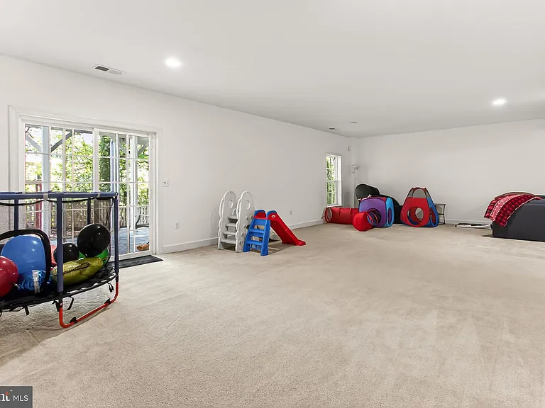 8901 Hargrove Ct — Photo 41