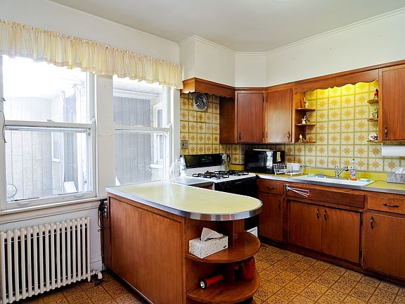 3rd image of 4711 N Sacramento Ave