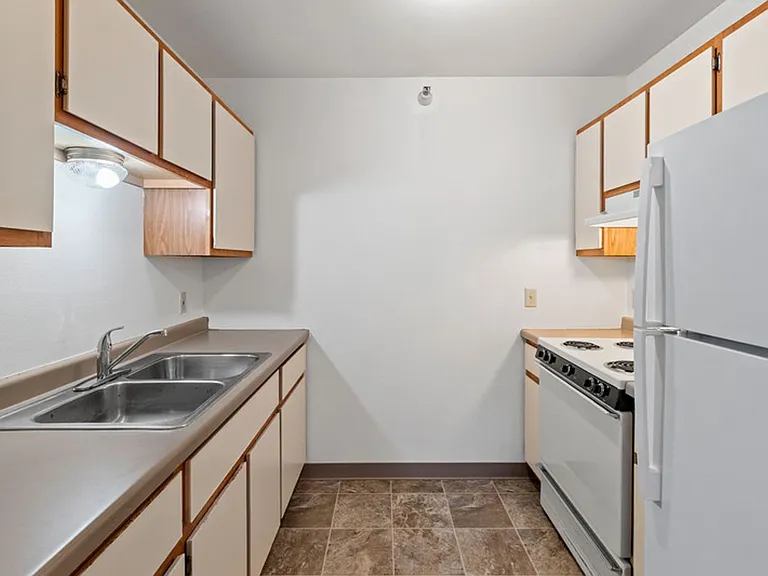 Hickory Drive and Pinecrest Apartments — Photo 14