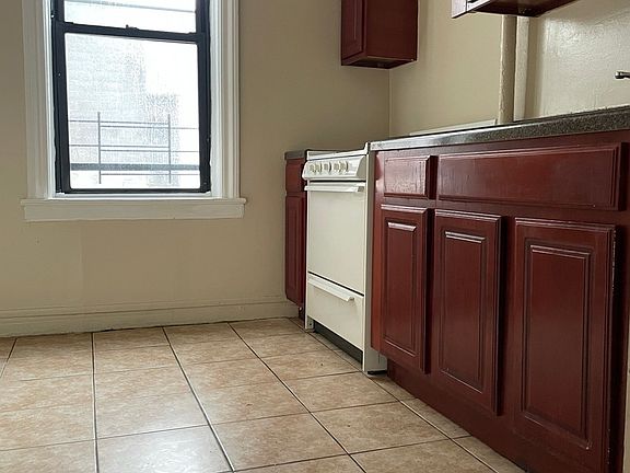 2nd image of 944 42nd St APT 6