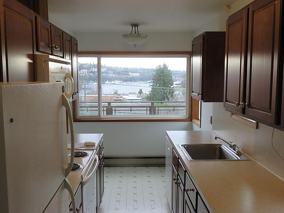 5th image of 2609 Boylston Ave E
