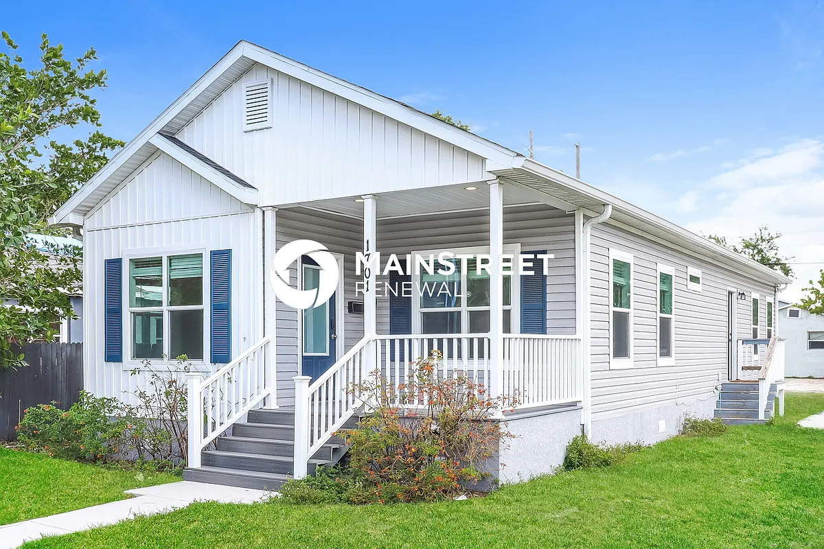 Front View - 1701 16th Ave S