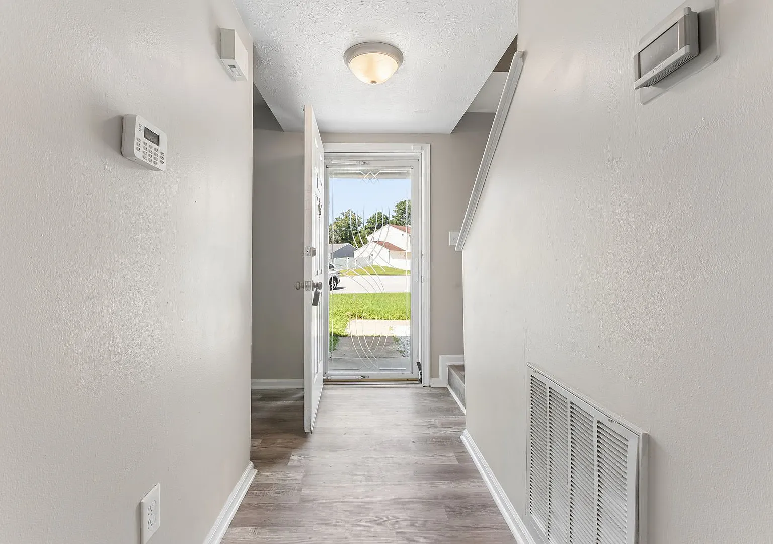 Two Story in Cul-de-sac ready for new tenants! — Photo 2
