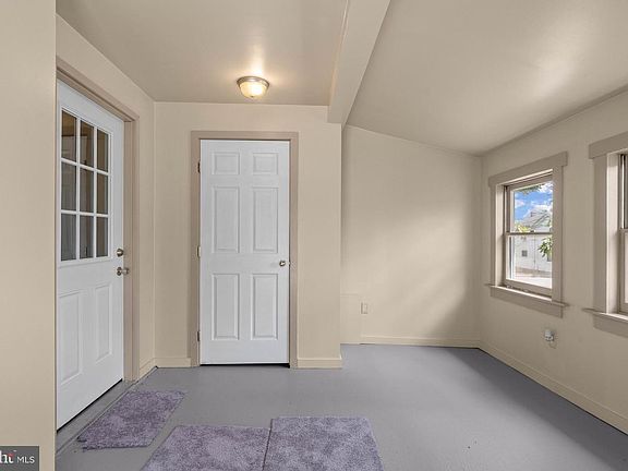4th image of 704 Stone St