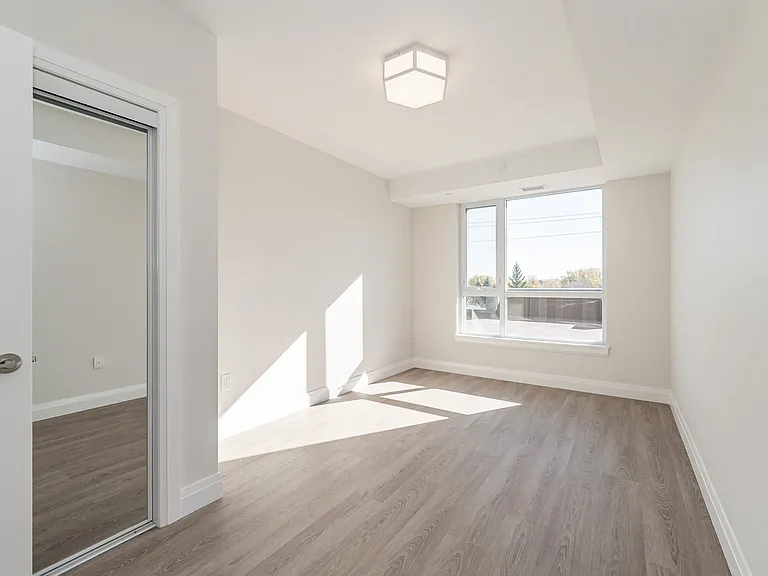 460 Columbia St W — Photo 204