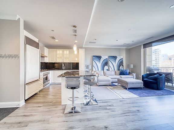 3rd image of 10 E Delaware Pl APT 17A