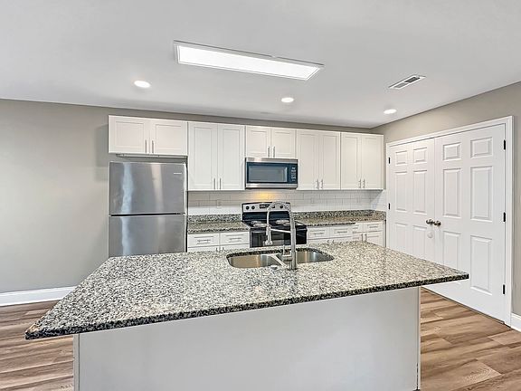 3rd image of 3618 Lyle Ave