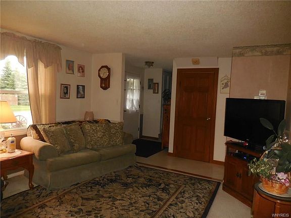 3rd image of 4596 Buckingham Ln