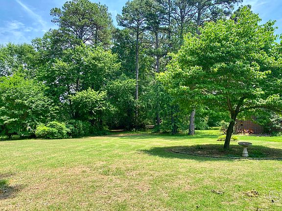 3rd image of 201 Lakeview Cir